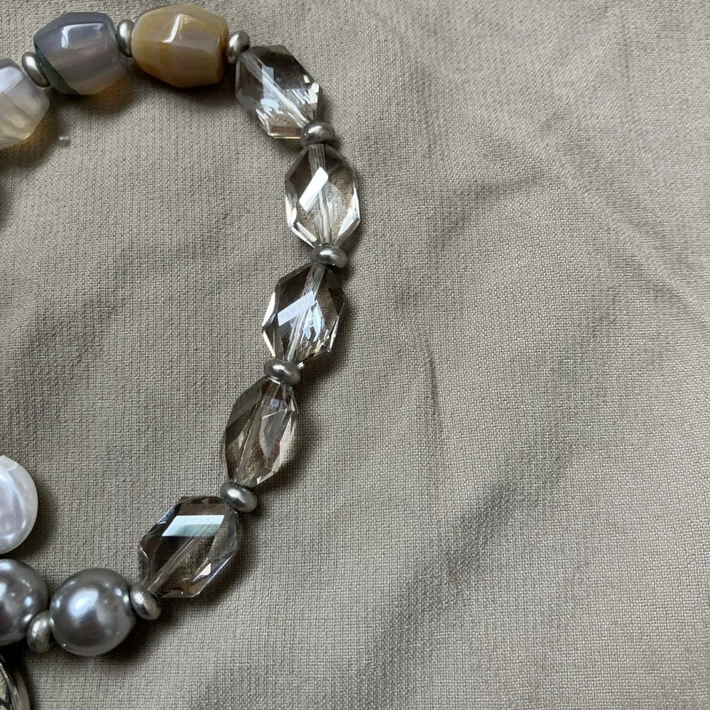 Loft Chunky bracelet faceted clear beads & gray faux pearl stretchy pearl charm - Picture 3 of 4